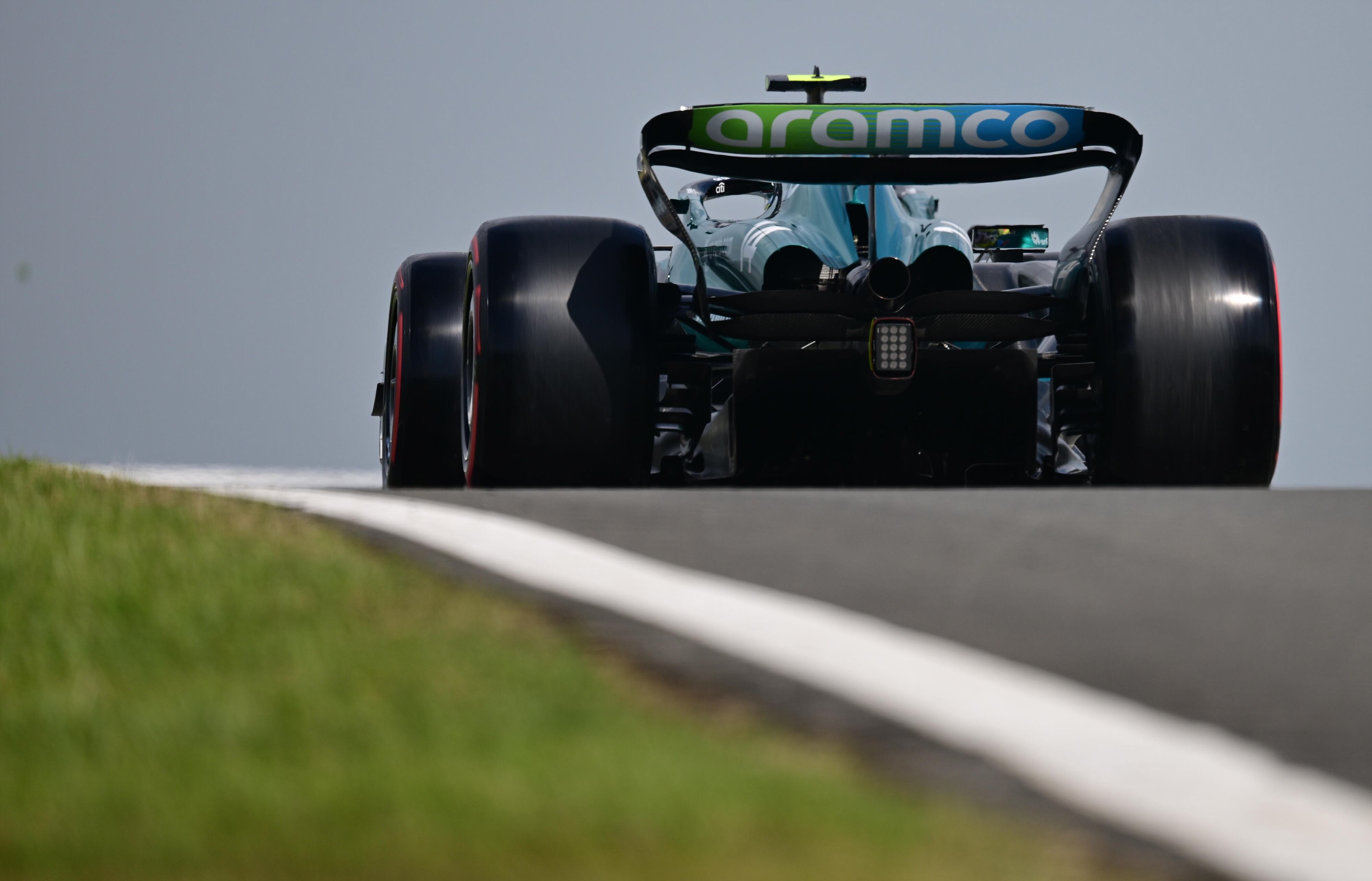 Fernando Alonsco, con el Aston Martin. (Fórmula Uno, Reino Unido) EFE/EPA/CHRISTIAN BRUNA / POOL