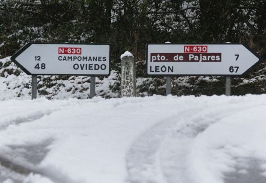 Aspecto de una carretera del puerto de Pajares, en Asturias, este lunes.