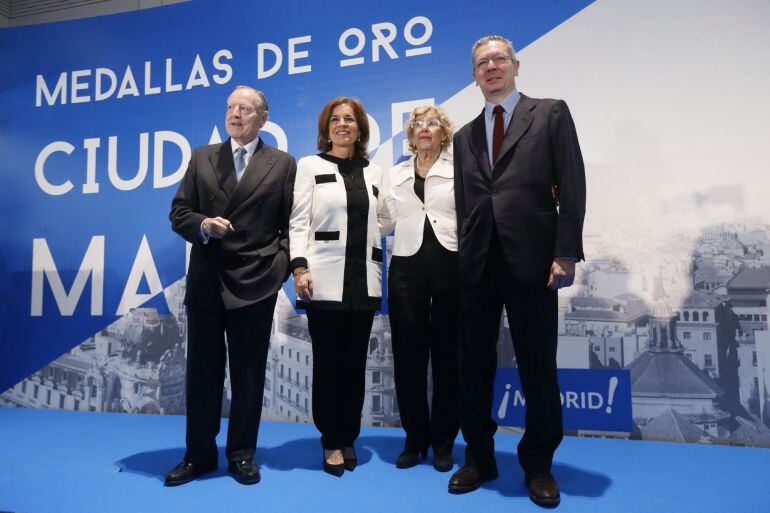 GRA043. MADRID, 15-05-2016.- La alcaldesa de Madrid, Manuela Carmena (2ºd), posa con los &quot;antiguos alcaldes&quot; de Madrid Ana Botella, Alberto Ruiz-Gallardón (d) y José María Álvarez del Manzano (i), durante el acto de entrega de las Medallas de Oro de Madri