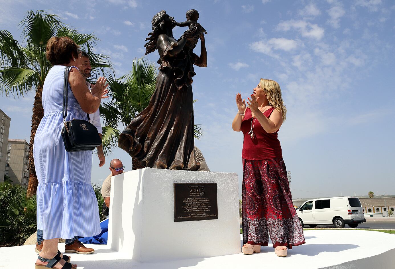 La escultura se encuentra en una rotonda junto al Hospital de Jerez