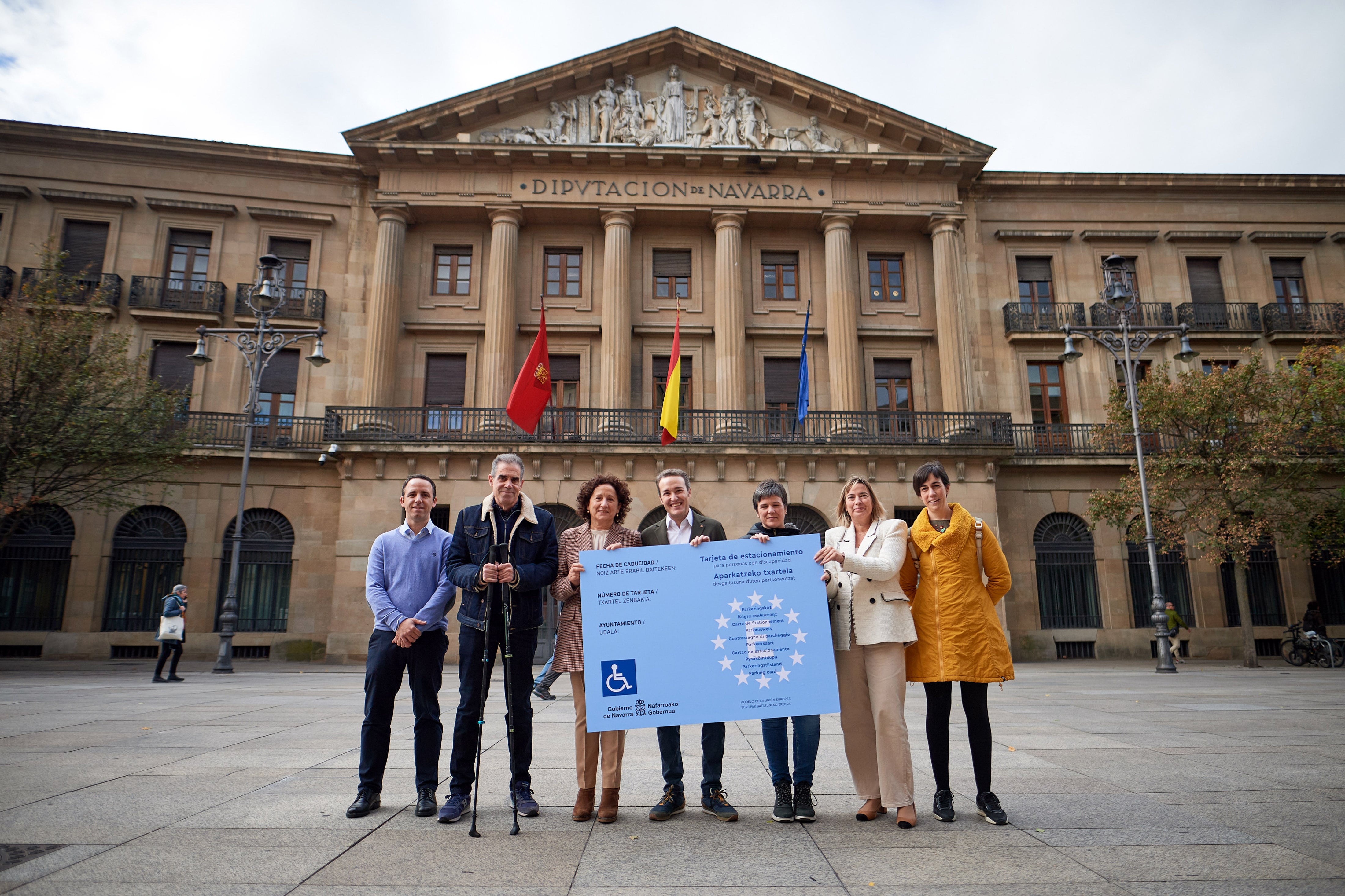 Presentación de la nueva tarjeta unificada de aparcamiento para personas con discapacidad en Navarra.