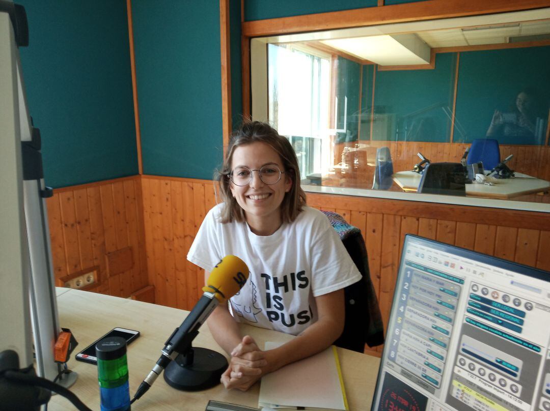 Cristina Arce en los estudios de Hoy por Hoy Cantabria.
