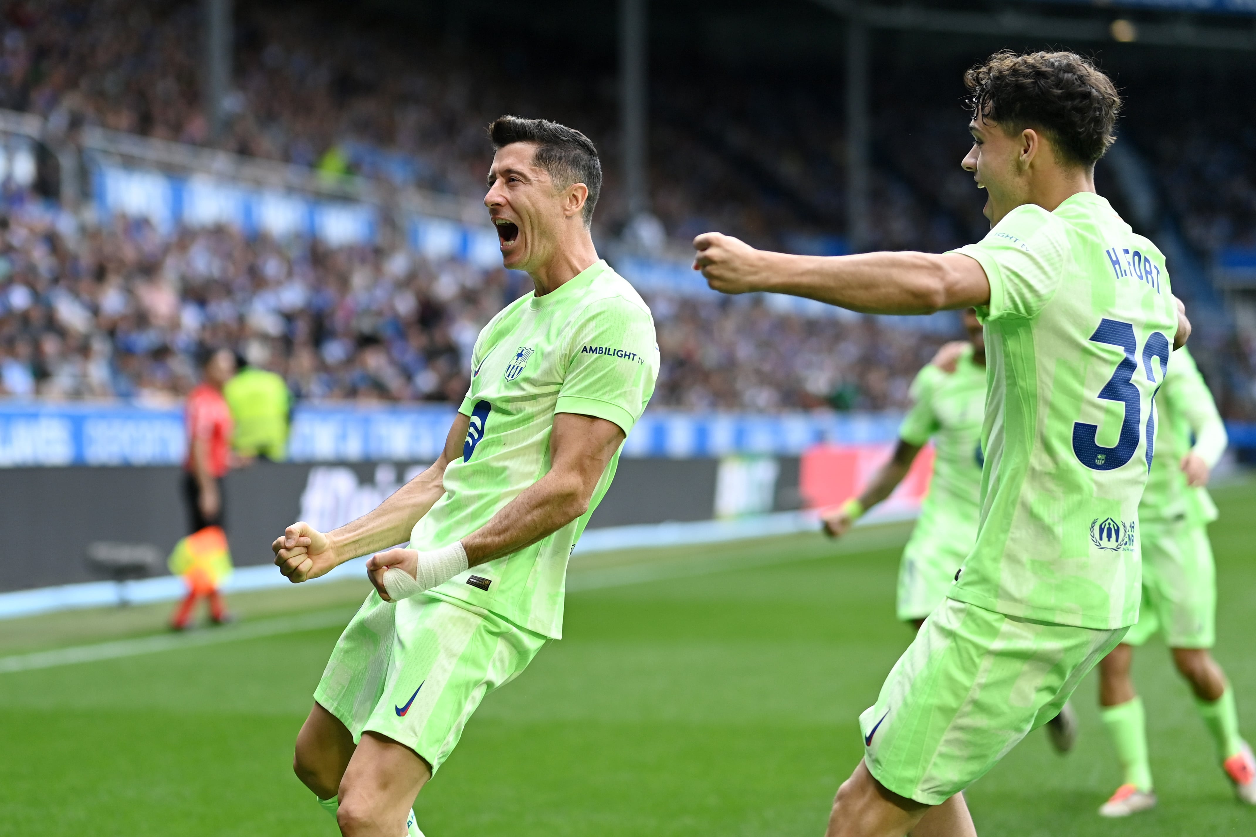 Robert Lewandowski celebrando uno de sus tres goles