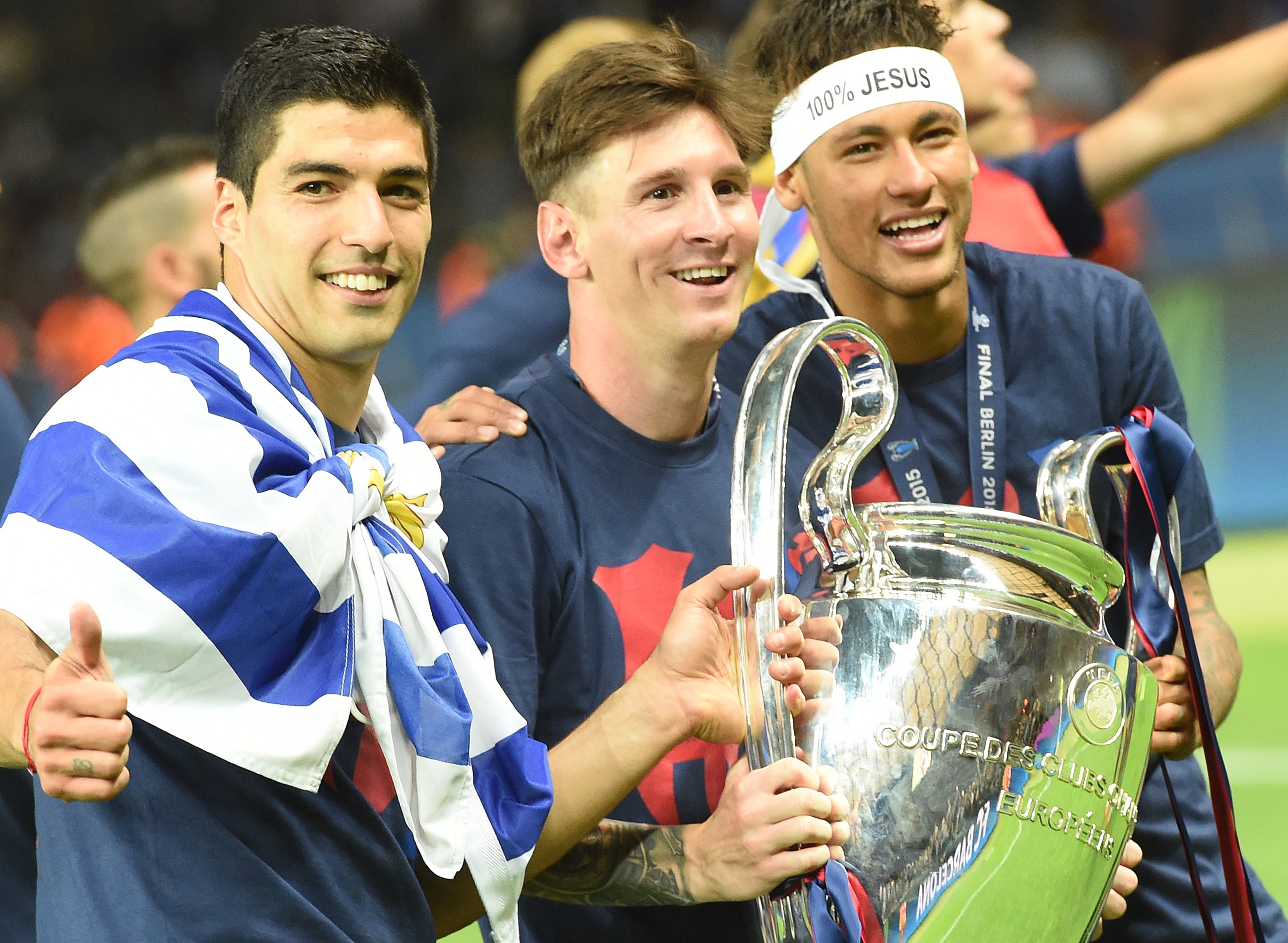 Leo Messi, Neymar Jr y Luis Suárez con el trofeo de la Champions del 2015 del Barça