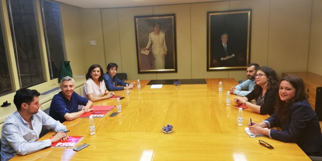 Las delegaciones negociadoras de PSOE (a la izquierda) y Podemos (a la derecha) de La Rioja, al inicio de su encuentro en el Parlamento regional.