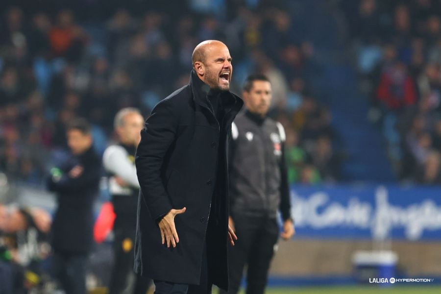 Miguel Ángel Ramírez protesta en la zona técnica de La Romareda.