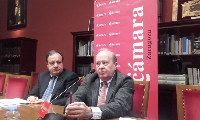 José Miguel Sánchez, Director General de la Cámara de Comercio, y Marcos Sanso, director del Estudio de Perspectivas Empresariales y Coyuntura de la Fundación Basilio Paraíso, en la presentación del estudio