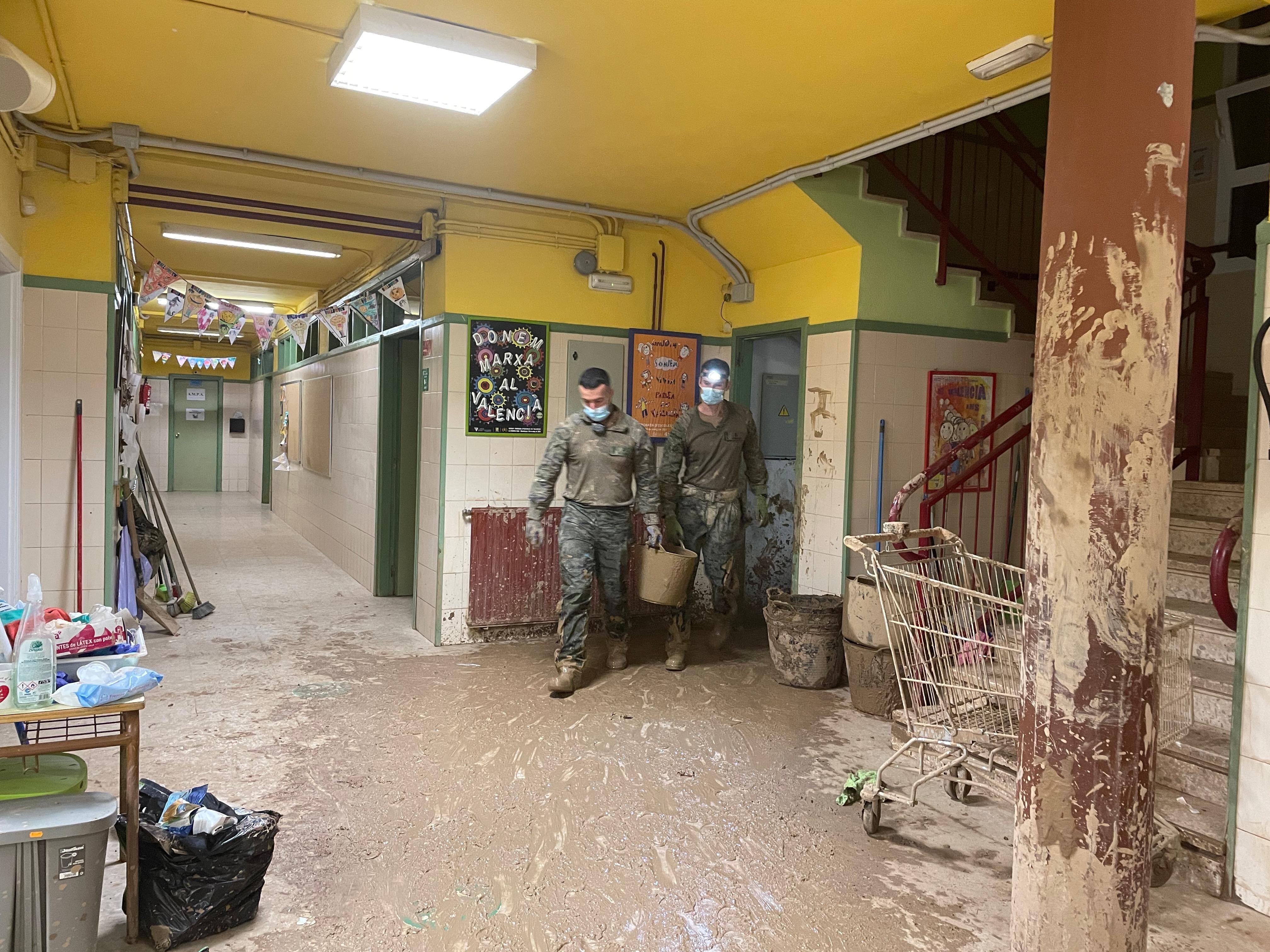 Soldados del Regimiento Galicia en labores de limpieza tras la DANA de Valencia