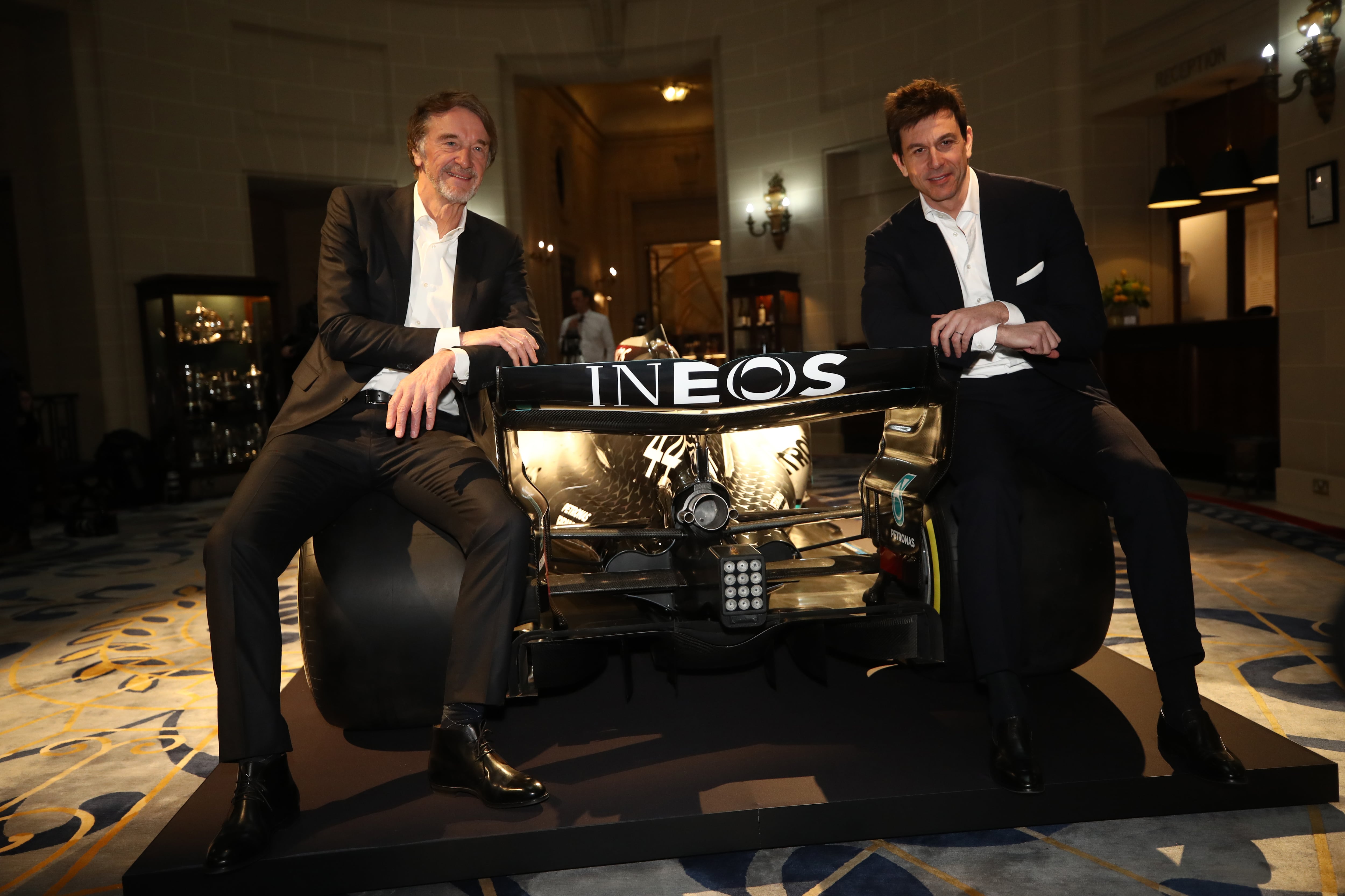 El propietario de INEOS, Sir Jim Ratcliffe y Toto Wolff, jefe de equipo del equipo Mercedes de F1 posando con el coche de 2020