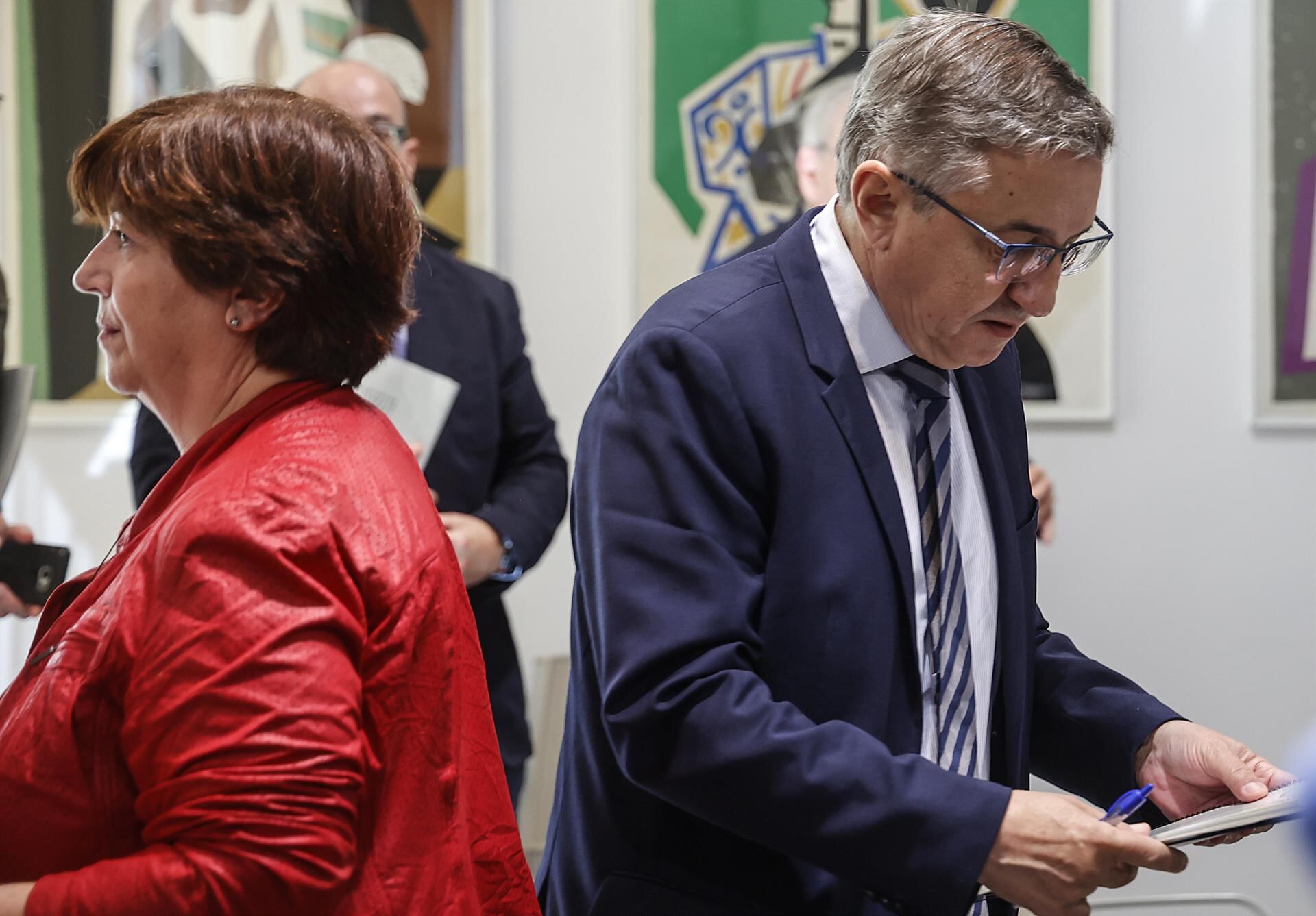 El conseller de Educación, Universidades y Empleo, José Antonio Rovira, y la presidenta de la Acadèmia Valenciana de la Llengua, Verònica Cantó, tras la reunión de este lunes