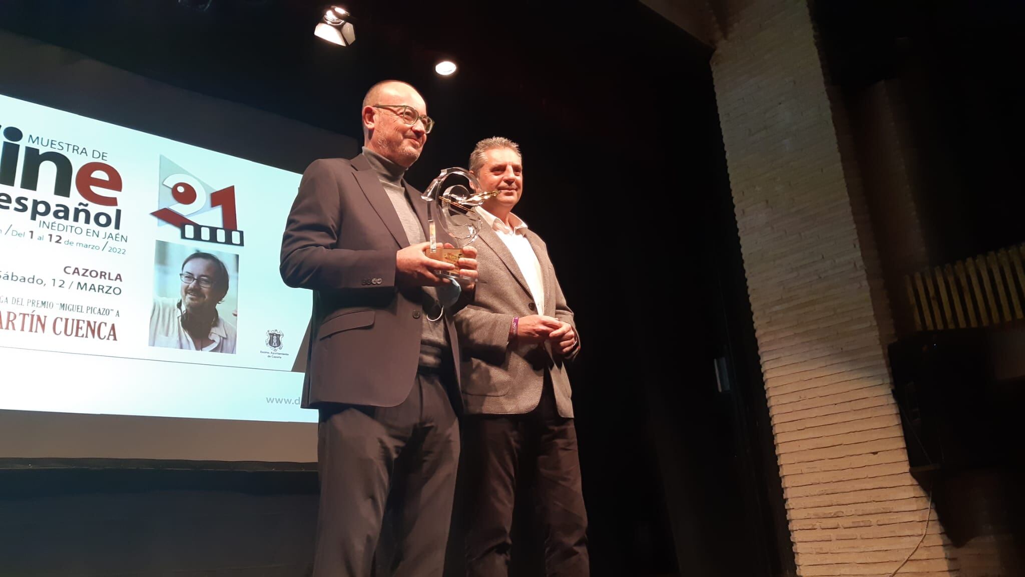 El director Manuel Martín Cuenta recibe el premio de manos del diputado Ángel Vera.