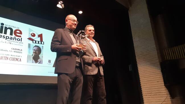 El director Manuel Martín Cuenta recibe el premio de manos del diputado Ángel Vera.