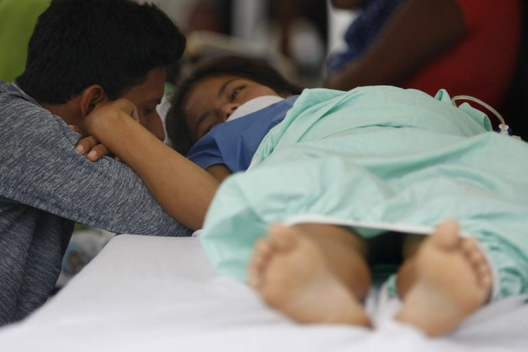 Una paciente y su novio permanecen en el parqueadero externo de un hospital de Manta (Ecuador)