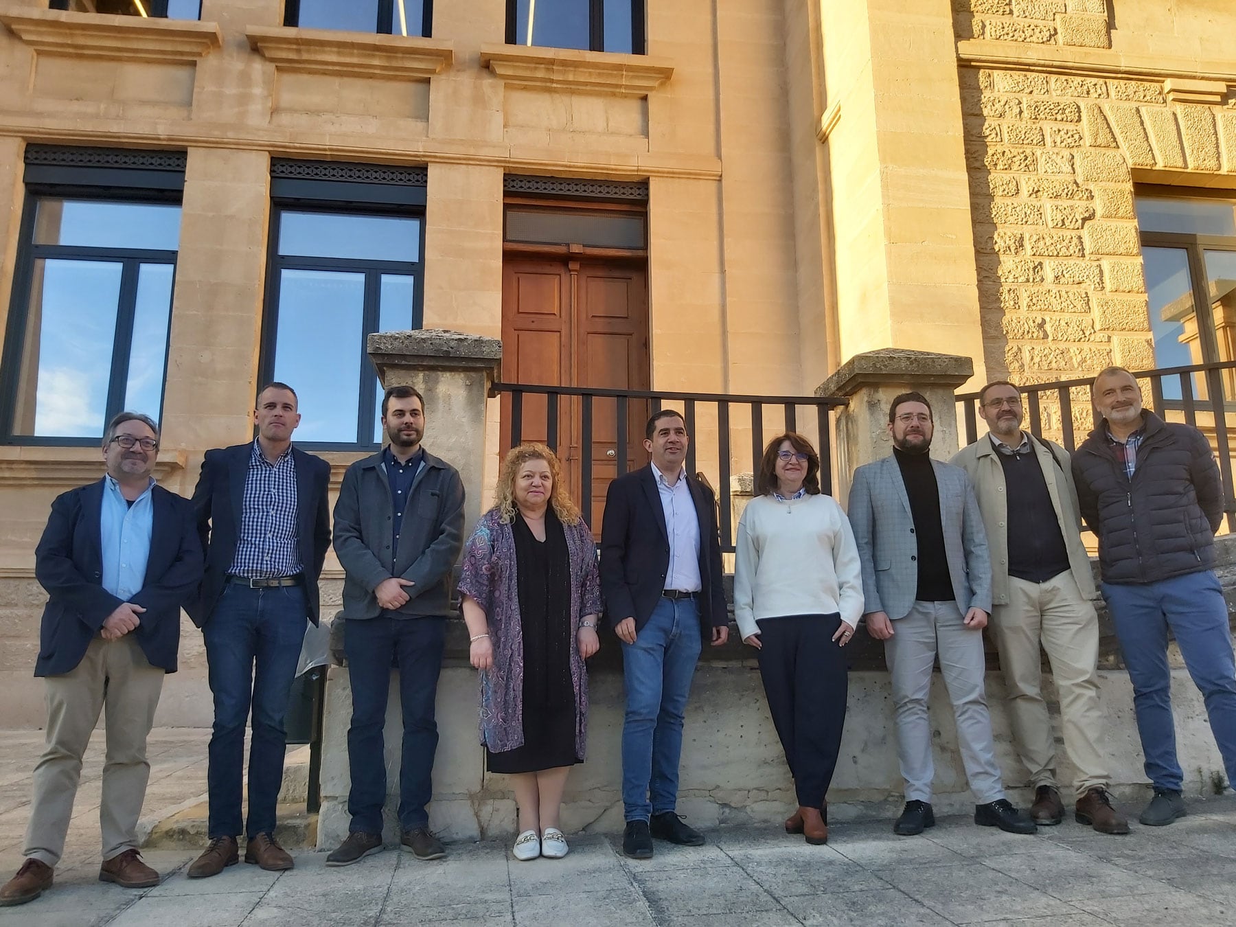 Imagen de archivo  de la rectora de la UA, Amparo Navarro, junto al alcalde de Alcoy, Toni Francés, junto al resto de cargos presentes en la visita a las instalaciones de Cervantes, en el exterior del edificio