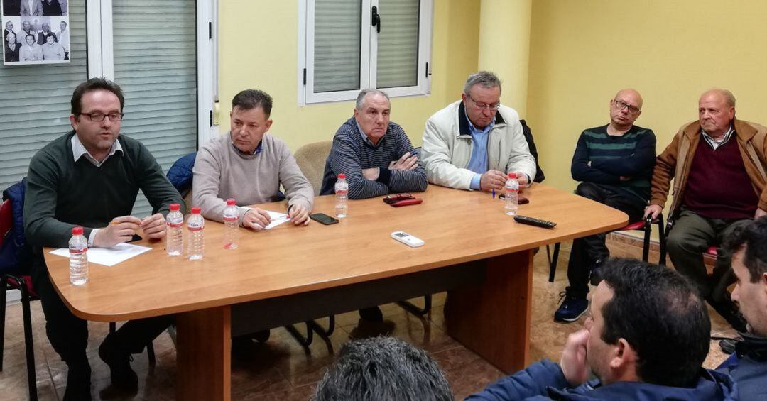 Asamblea Local del PSOE de Quintanar del Rey con su alcalde, Martín Cebrián 