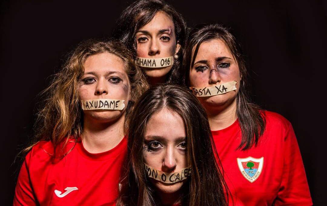 Las jugadoras del Bergantiños FC han realizado una sesión de fotos protestando contra la violencia machista