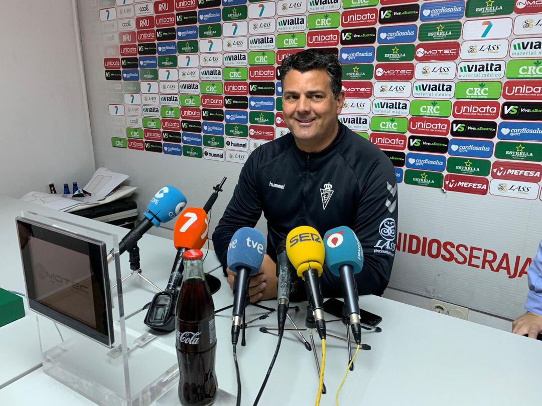 Julio Algar, entrenador y director deportivo del Real Murcia, en la sala de prensa de Cobatillas