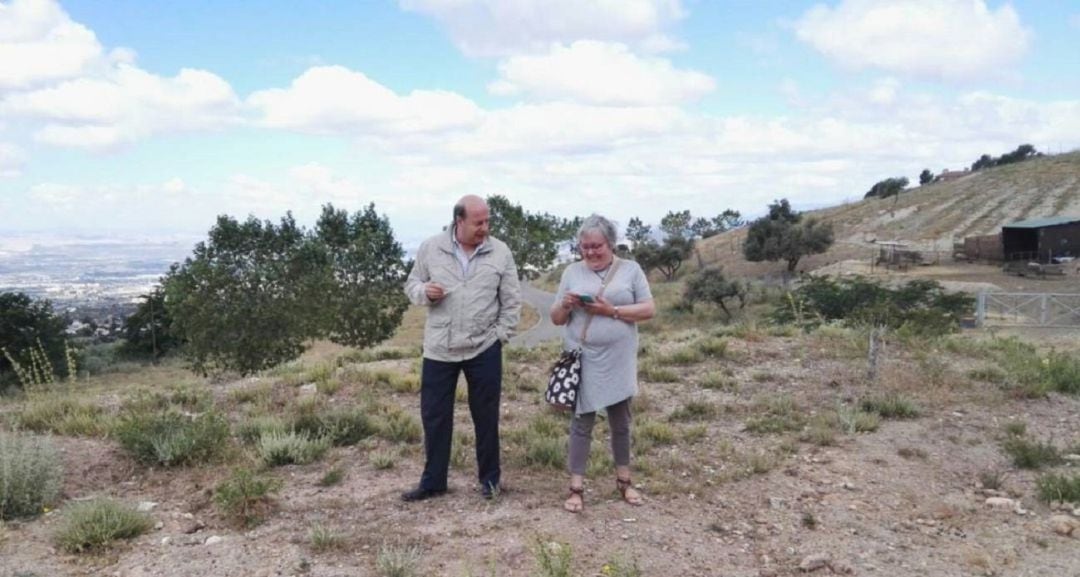 La nieta del maestro republicano Dióscoro Galindo, Nieves García Catalán, en una foto de archivo en el paraje en el que éste fue fusilado en agosto de 1936 junto al poeta Federico García Lorca, entre Alfacar y Víznar, en Granada.