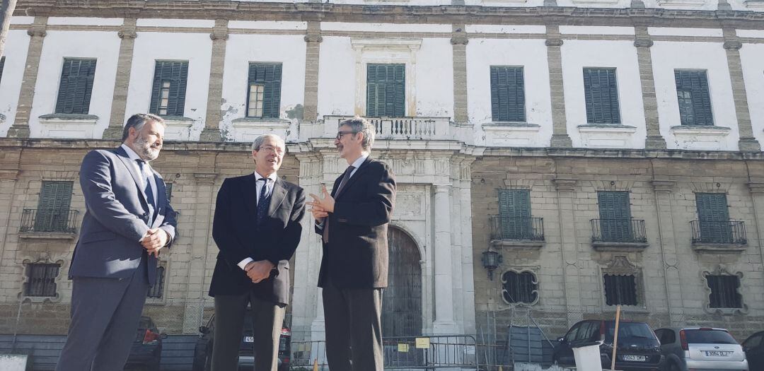 El delegado de Empleo, Alberto Cremades; el consejero de Economía, Rogelio Velasco, y el rector, Francisco Piniella, frente a Valcárcel