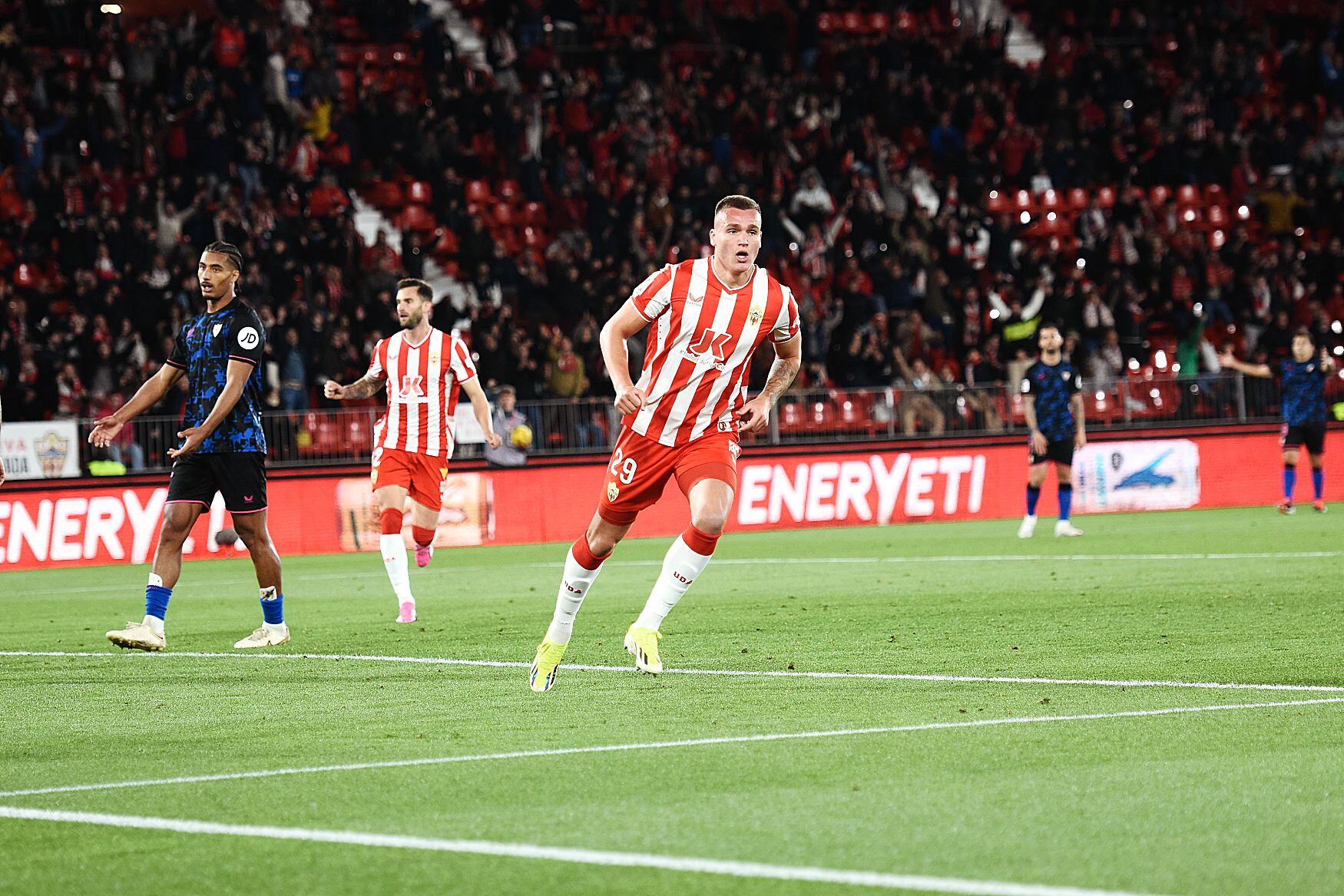 Milovanovic cuando marcó su primer gol en Primera División contra el Sevilla.