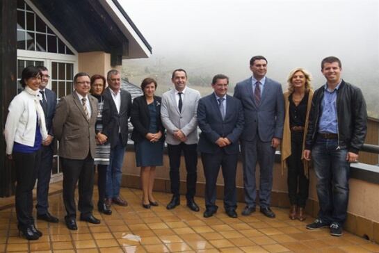 Miembros del consejo de administraci&oacute;n de Cetursa Sierra Nevada reunidos en la estaci&oacute;n de esqu&iacute; este 26 de octubre de 2016 bajo la presidencia del consejero de Turismo y Deporte de la Junta de Andaluc&iacute;a