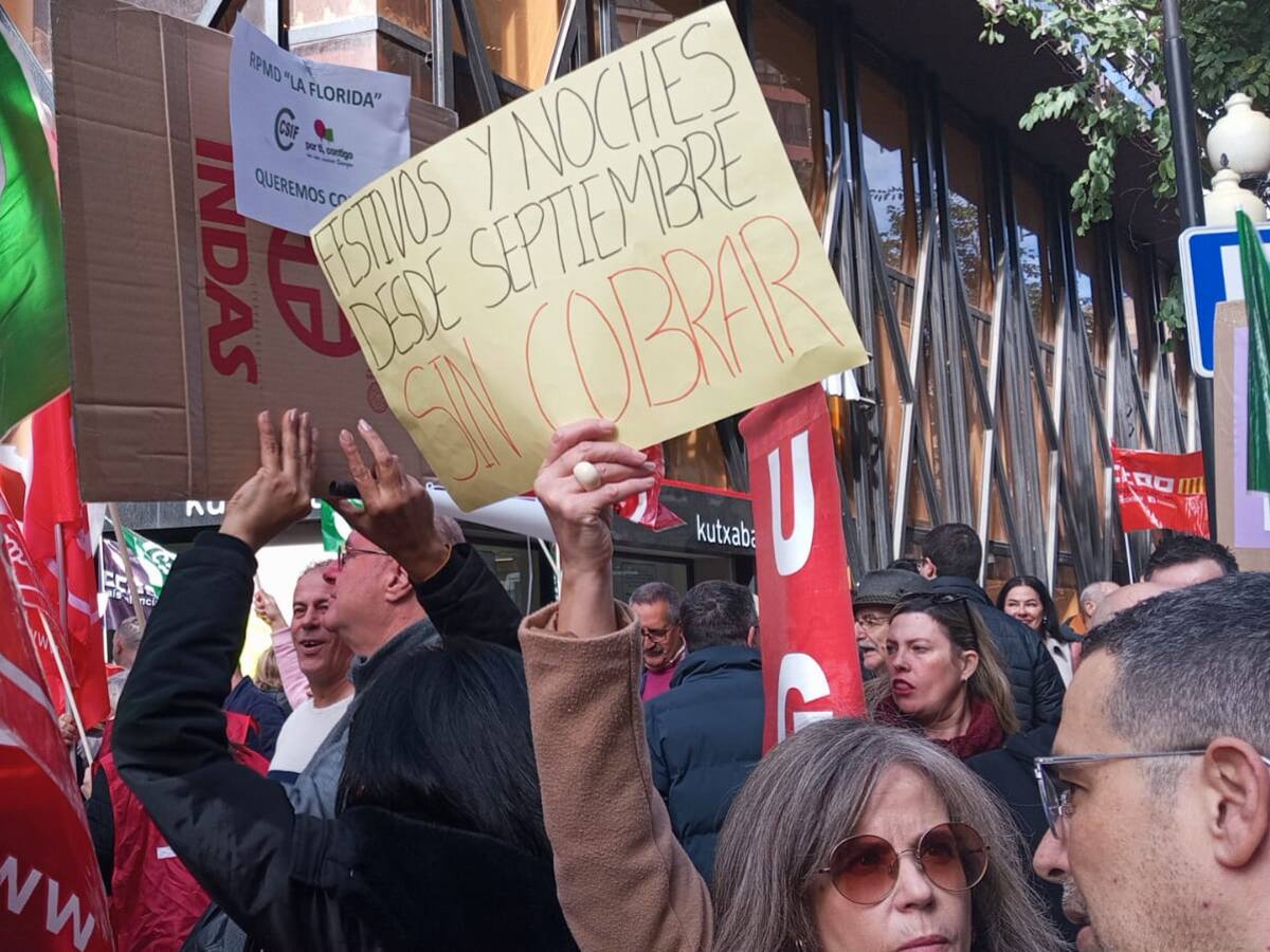 Trabajadores de residencias de Alicante reclaman sus nóminas atrasadas ante el Prop: "No pedimos favores, exigimos derechos"
