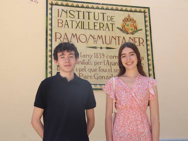 Els dos estudiants amb més nota de les PAU a Girona, Júlia Fita i Blai Higueras davant de la placa de l’Institut Ramon Muntaner on estudiaven.