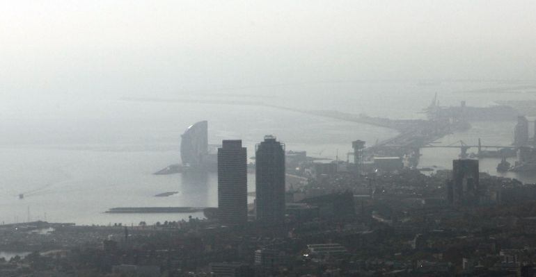Una imatge de la ciutat de Barcelona en una jornada de força contaminació ambiental