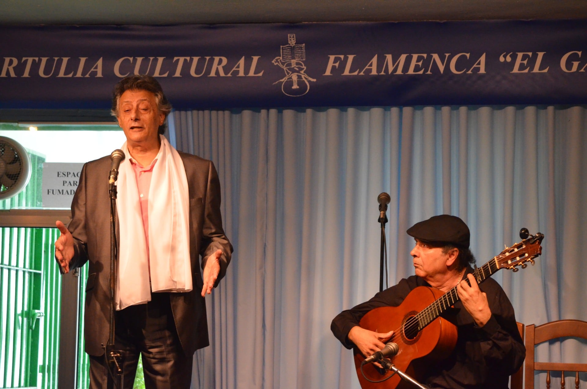 Juan del Gastor acompañando a Funi en la antigua sede de la Tertulia Flamenca el Gallo.