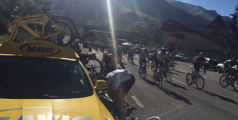 Un momento de la Quebrantahuesos 2015. Un coche atiende a un par de participantes