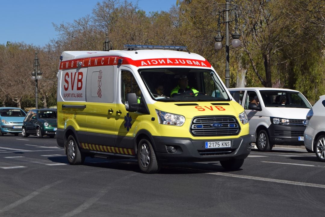 Imagen de archivo de una ambulancia en València