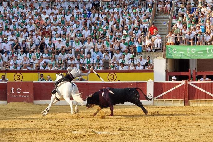 Guillermo Hermoso de Mendoza en banderillas en su primer toro al que cortó las dos orejas en la Feria Taurina en Huesca