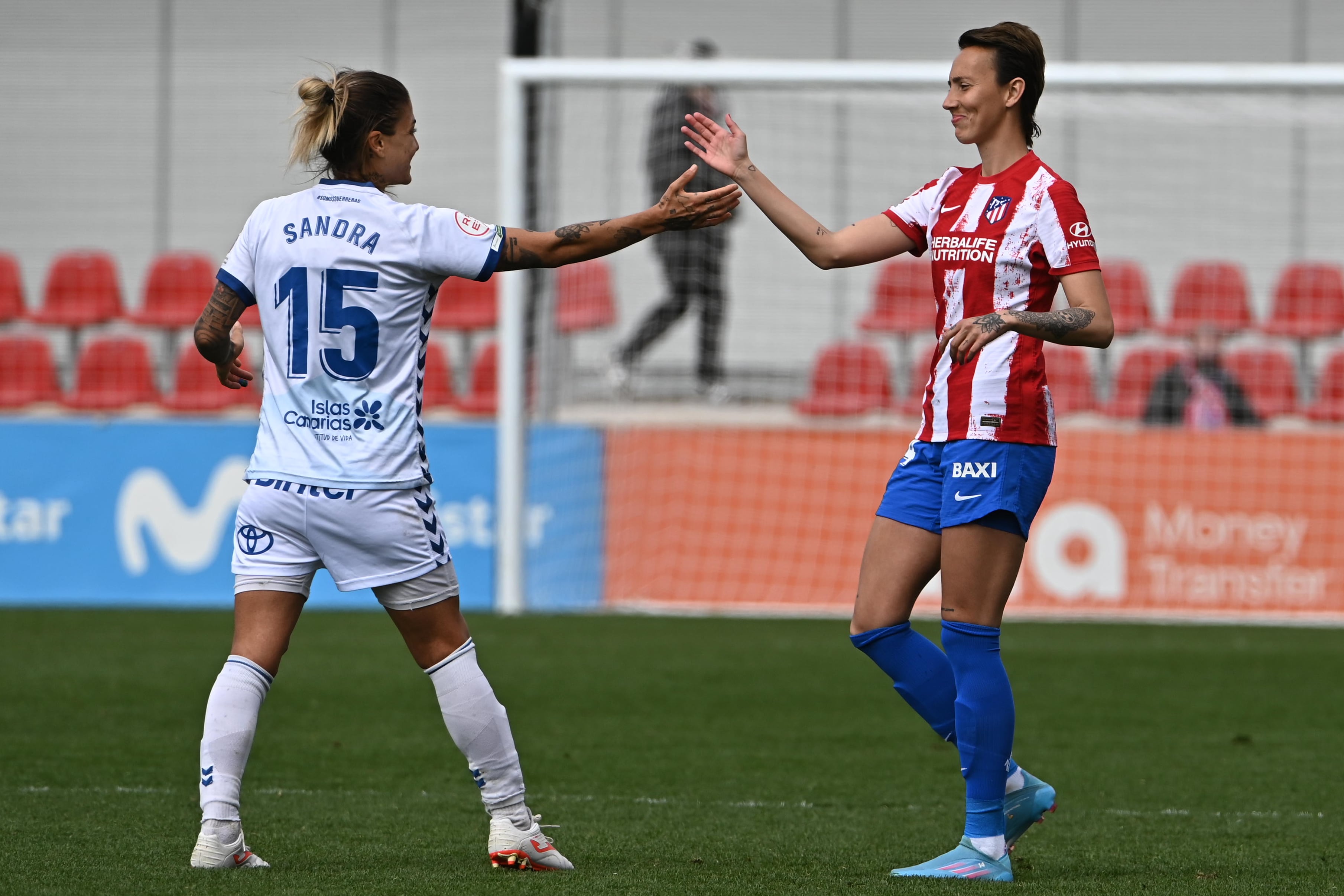 GRAF1653. ALCALÁ DE HENARES (MADRID), 06/03/2022.- La jugadora del Atlético de Madrid Virginia Torrecilla (d) saluda a la centrocampista del Granadilla Tenerife Sandra Hernández (i), durante el partido de fútbol de Liga Iberdrola femenina disputado hoy en el Centro Deportivo Wanda de Alcalá de Henares. EFE/Fernando Villar