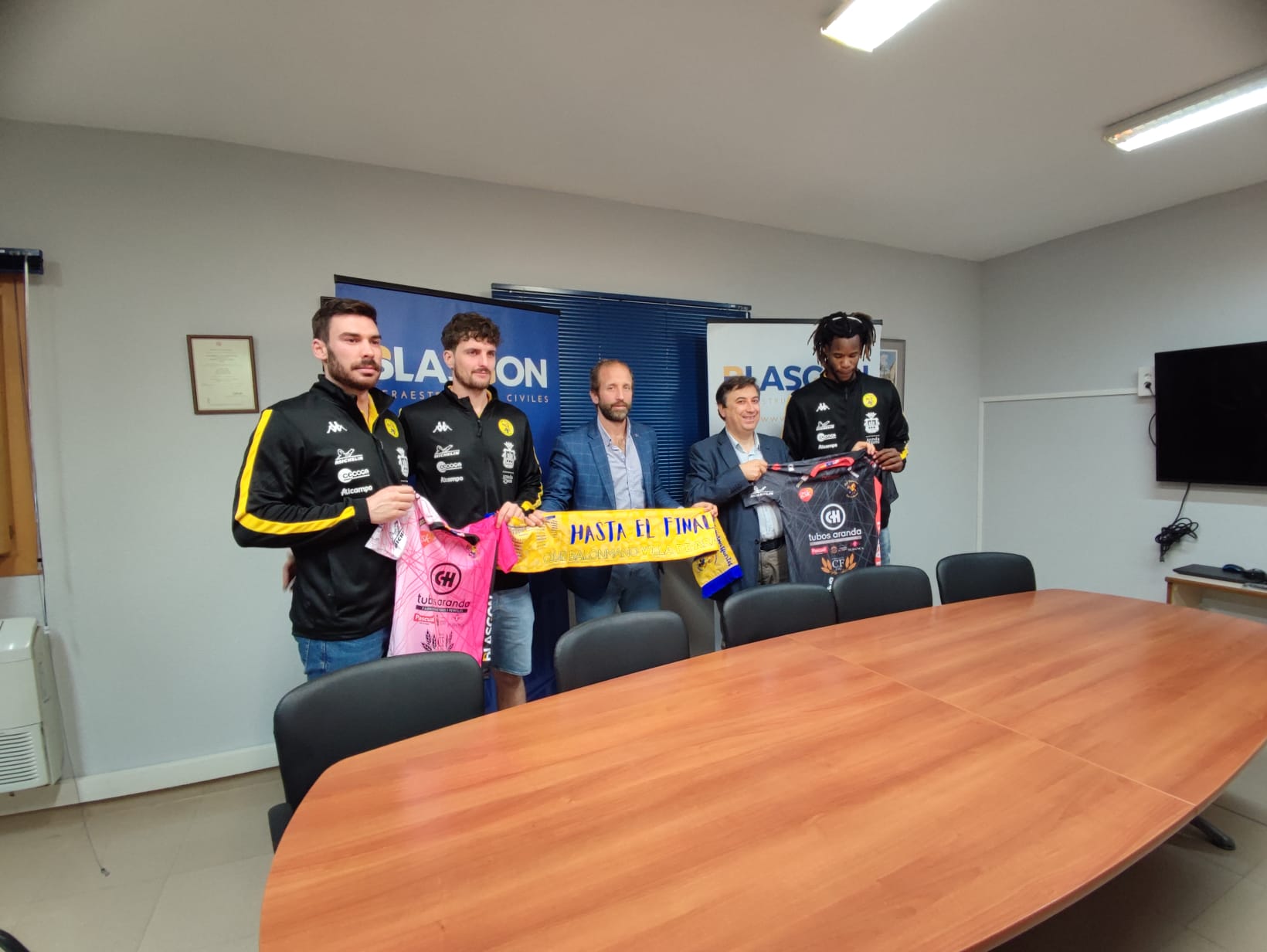 Los porteros del Tubos Aranda Adrián Hernando (i) junto a Luis de Vega -a su izq- y Magnol Suárez (d) durante el acto de renovación junto al directivo, Javier Yagüe, en las instalaciones de BlasGon