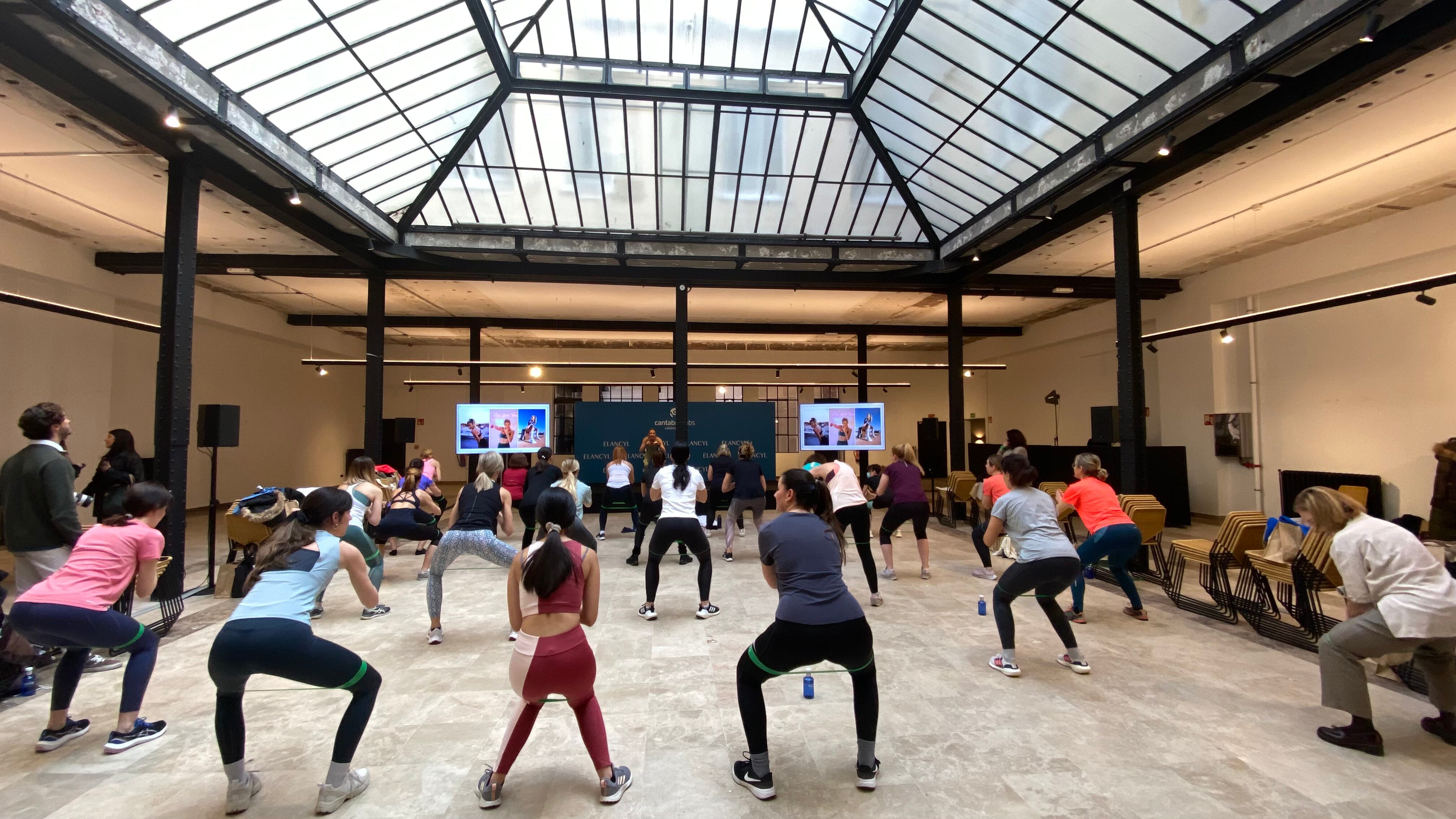 Varias personas en una clase de yoga durante el evento organizado en uno de los espacios de la empresa Ephimera. / ARCHIVO