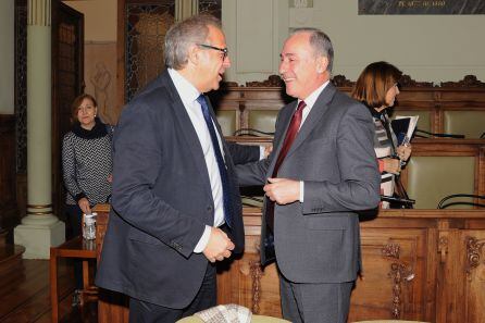 El presidente del PP conversa con Antonio Gato en el salón de plenos