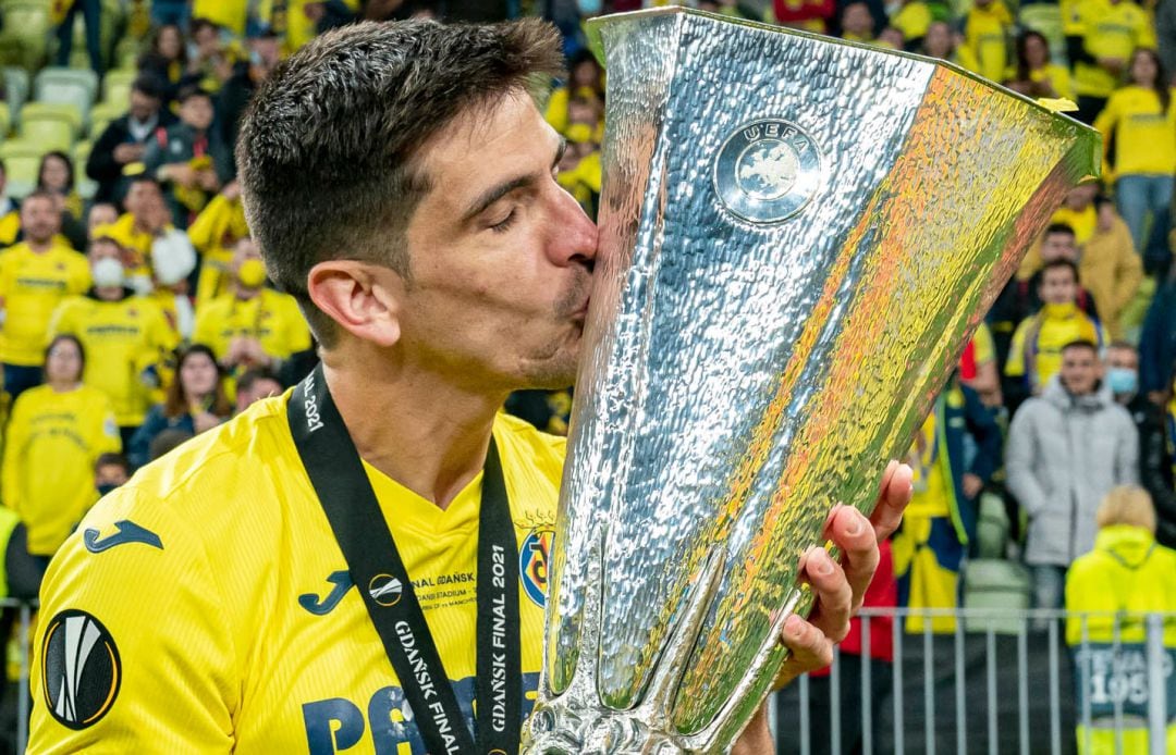 Gerard Moreno besa el trofeo de la Europa League