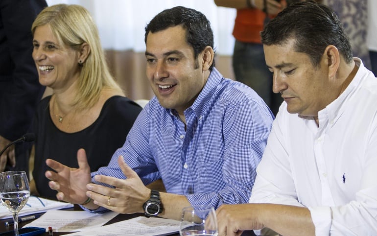 María José García Pelayo junto a Antonio Sanz y Juanma Moreno Bonilla