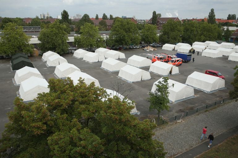 Trabajadores en Alemania preparan tiendas de acogimiento temporal ante la llegada masiva de refugiados