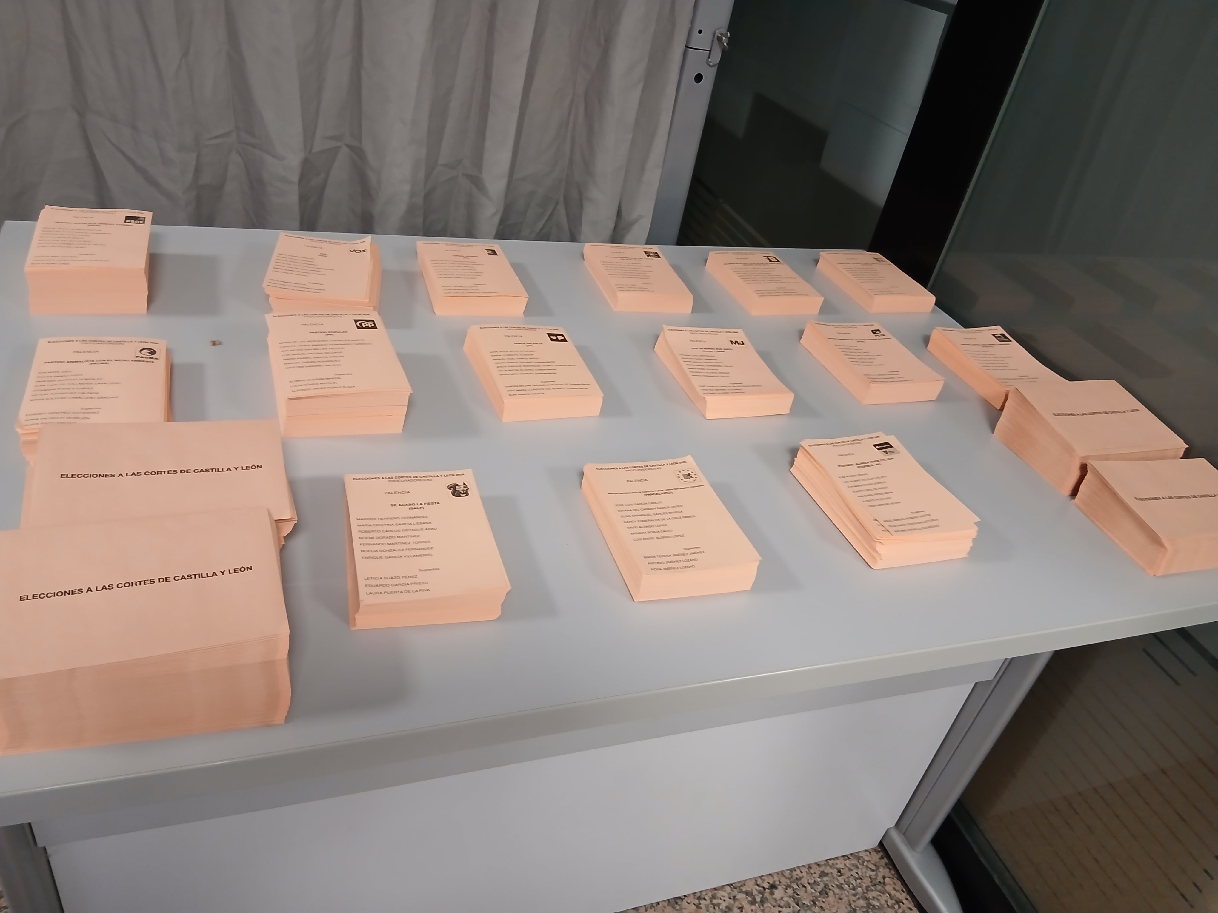 Mesa con papeletas en un colegio electoral de palencia del 15M