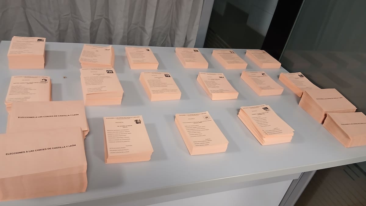 La Junta Electoral Provincial ordena retirar abrigos con el logo del PP en colegios electorales de Palencia