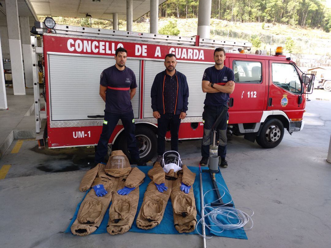 El teniente de alcalde de A Guarda, Anxo Baz (centro), junto a dos bomberos del GES. 