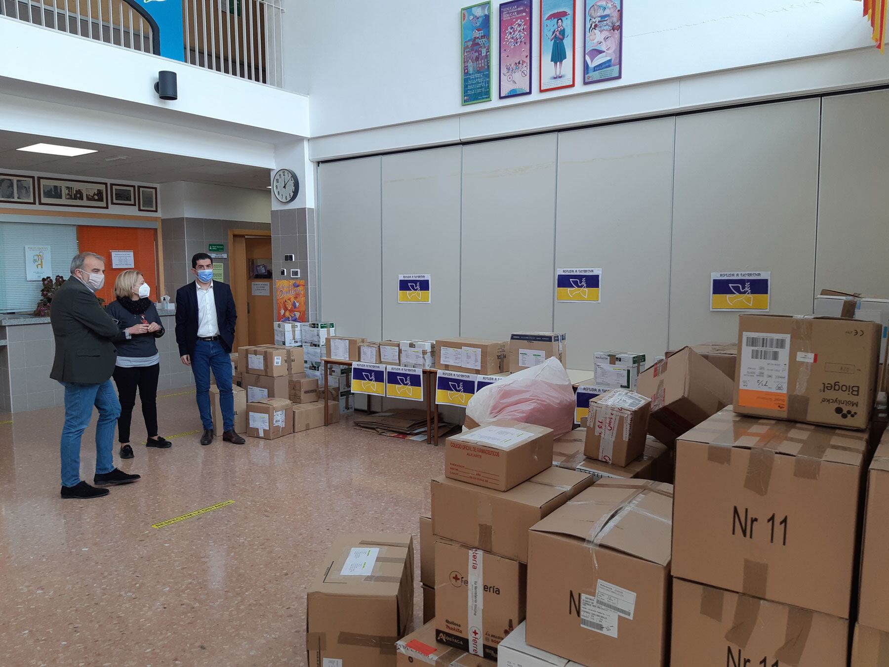 Toni Francés y Jordi Martínez comprueban el material solidario recogido con el colegio Miguel Hernández como lugar de almacenaje