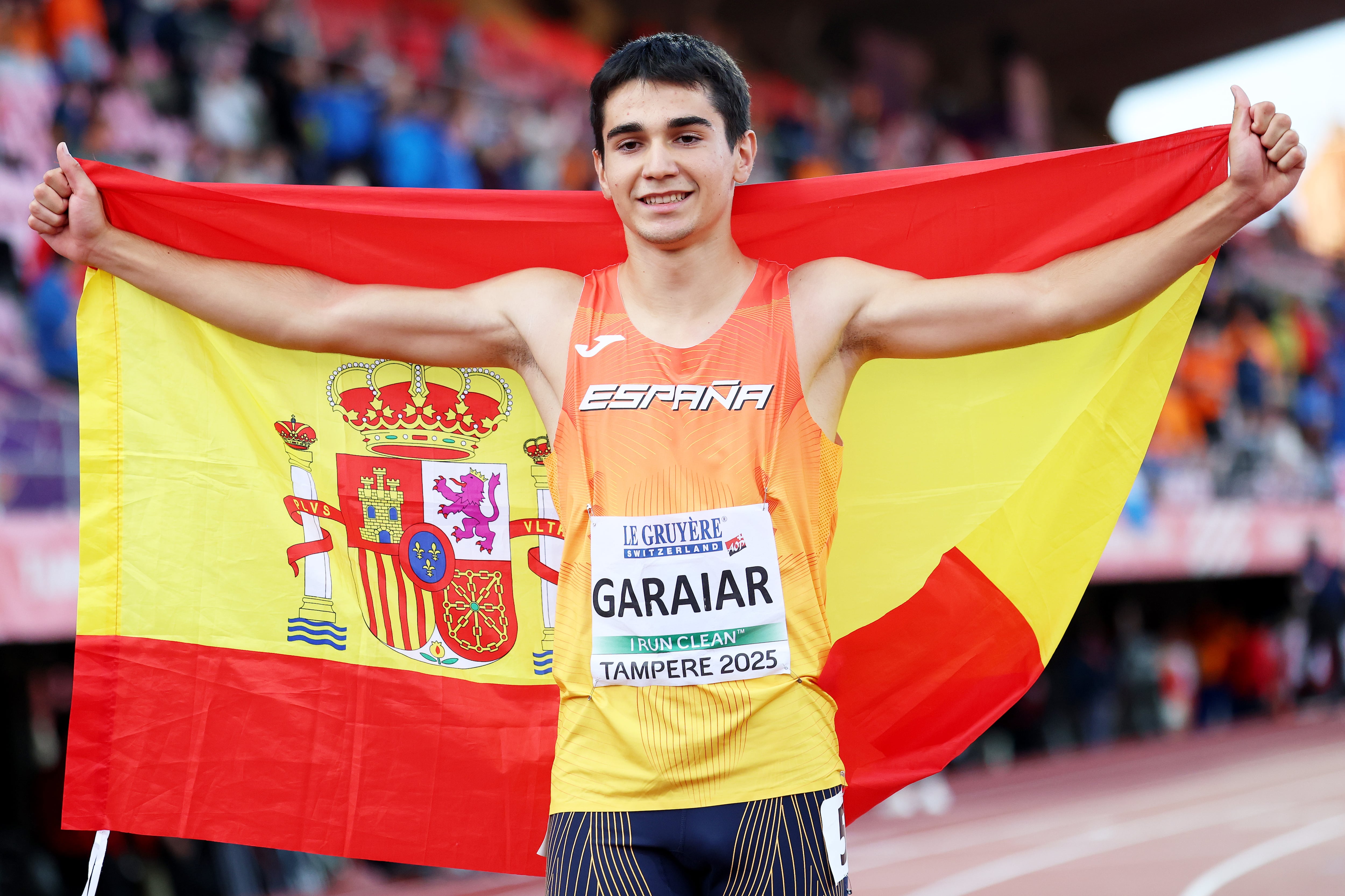 El español Ander Garaiar posa con su medalla de oro tras ganar la final de 100 metros en el Europeo Sub-20 de Atletismo 2025 en Tampere, Finlandia.(Foto: Maja Hitij/Getty Images for European Athletics)
