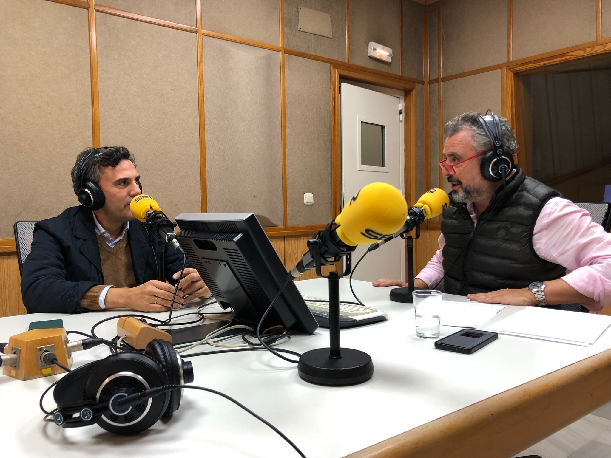 El hermano mayor de San Roque, Rafael Durán -a la izquierda- conversa con Paco García en el programa Cruz de Guía