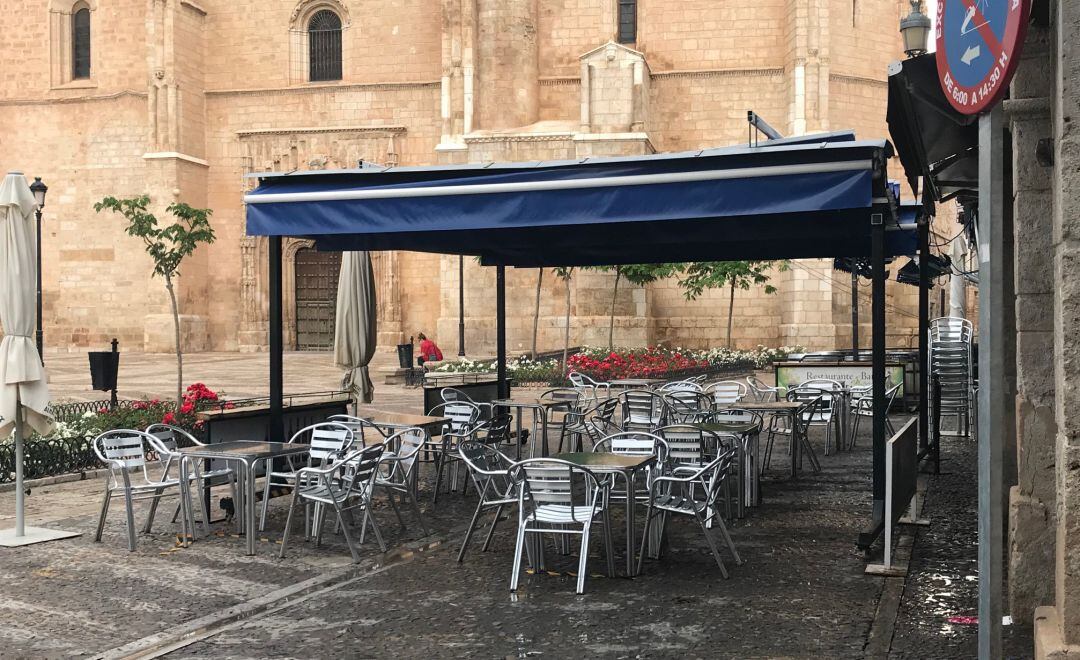 Imagen de una de las terrazas de la Plaza de España de Valdepeñas, que ha abierto el pasado lunes 25 de mayo 