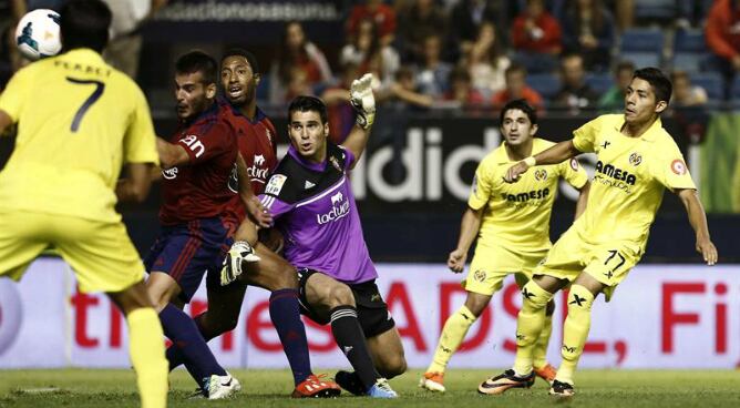 El centrocampista mexicano del Villarreal Javier Aquino lanza a puerta para conseguir el segundo gol del equipo durante el partido correspondiente a la tercera jornada de Liga en Primera División que Osasuna y Villarreal han jugado en El Sadar