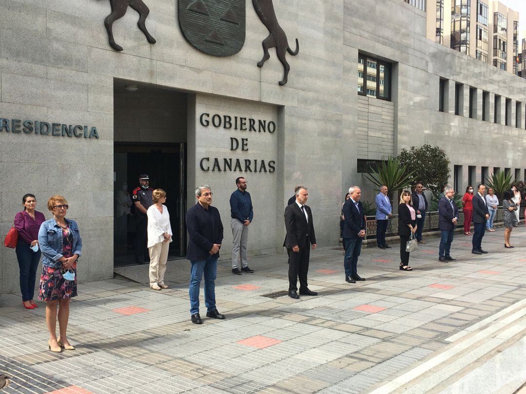 El presidente de Canarias, Ángel Víctor Torres, junto al vicepresidente canario, Román Rodríguz, la consejera de Empleo, Elena Máñez, el consejero de Obras Públicas, Sebastián Franquis, guardan un minuto de silencio por las víctimas del Covid-19