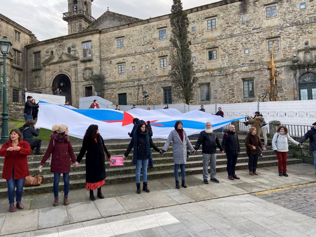 Representantes del BNG participan de la cadena humana con la que rodearon el Museo do Pobo Galego, ante una estreleira gigante