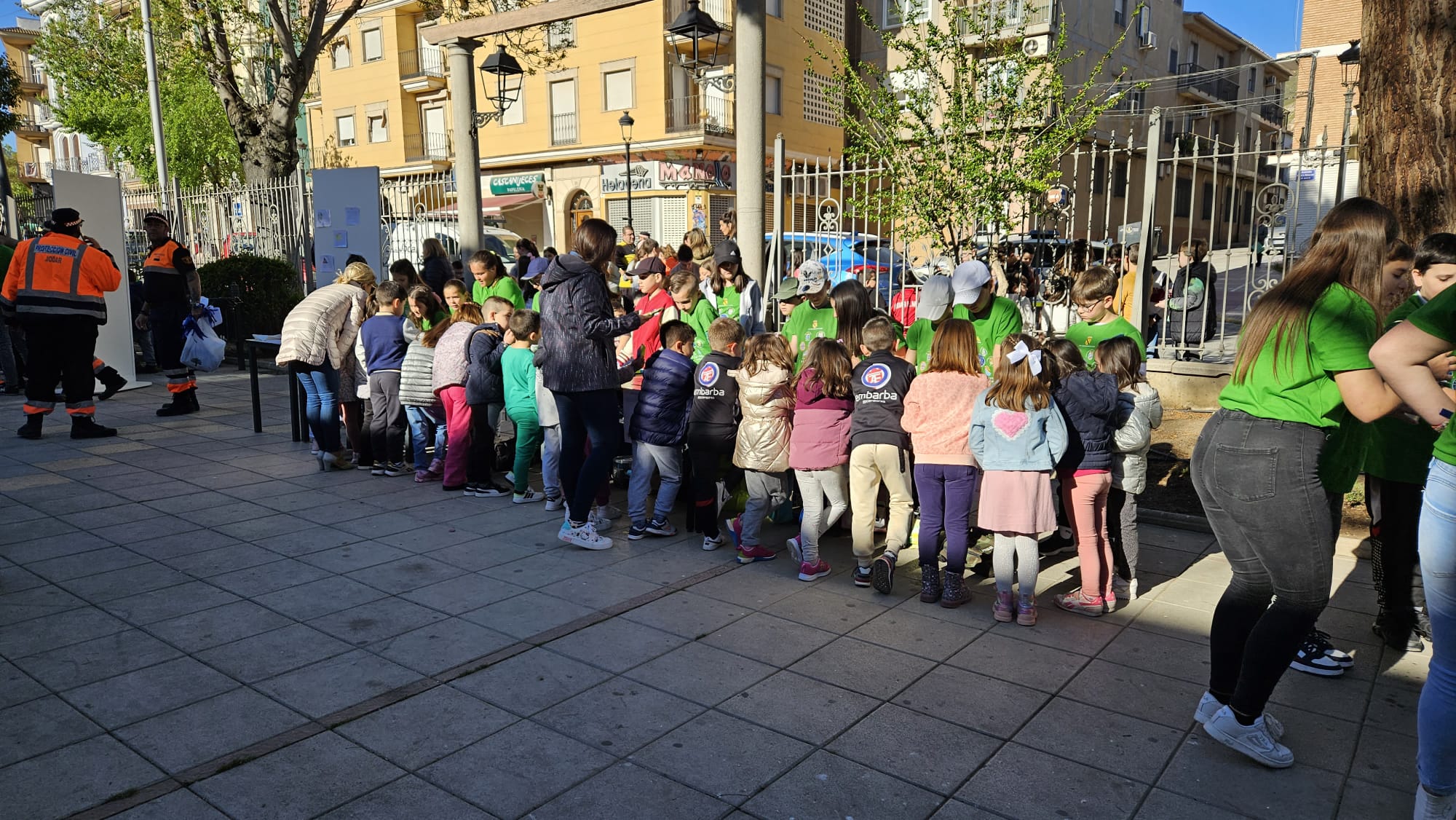 Escolares de infantil atienden las explicaciones las explicaciones en uno de los stand